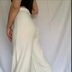 CREAM BYXOR WIDELEG - Wide Leg byxor från Boohoo😍 små små fläckar vid rumpan och två till längre ner som inte syntes på bild. Har även sytt vid rumpan lite. Annars funkar de super✨  Jag är 1.60m lång🥰 STRL 36 Ha gärna med vita trosa då det syns med mörkare Använt 1 gång!  Jag brukar ha S på byxor! När jag köper jeans som INTE är stretch ALLS bär jag M😚