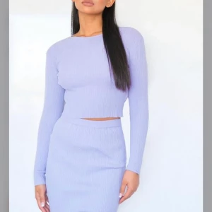 Stickad topp  - En såå fin lila stickad topp i storlek 34. Oanvänd från missguided.