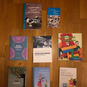 Förskollärarprogrammet  - Akademiskt läsande och skrivande - 280kr  undervisa barn i förskolan - 200kr  Språk i samspel retorik för pedagoger - 150kr  Den fria lekens pedagogik teori och praktik om fantasileken - 220kr  Retoriklek i förskola - 280kr  Omsorg i en förskola på vetenskaplig grund - 300kr  Undervisa i pedagogiskt drama - 240kr  Rum, barn och pedagoger om möjligheter och begränsningar för lek, kreativitet och förhandling - 200kr  Alla böcker är i jättebra skick, som helt nya!