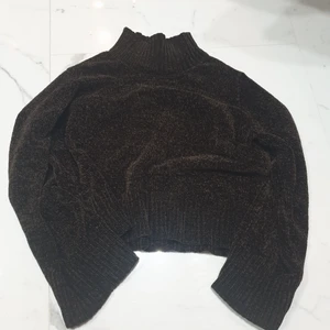 Högkrage tröja med vida armar  - En mörkbrun tröja med högkrage och vida armar jättefin!