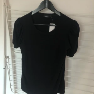 Topp puffärm Kappahl small - Svart topp med puffärm från Kappahl. Storlek small. Helt oanvänd. Skickar med postnords blåa kuvert