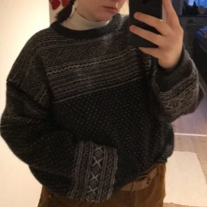 Stickad vintage tröja! - Köpte denna otroligt fina tröjan second hand men den har bara inte kommit till användning🥺 såå mysig och älskar den verkligen! Står XL men känns mer som en L💜 (den är mörkgrå och vit)💜