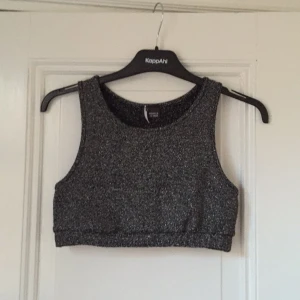  - Kort linne/ bustier köpt på Urban Outfitters. Endast använd några gånger så den är i bra skick:) 