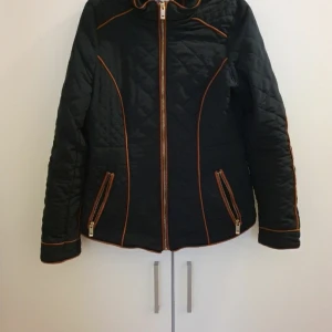 Jacka - storlek 36 sparsamt använd står inte för frakten djur finns i hemmet ute på fler sidor 