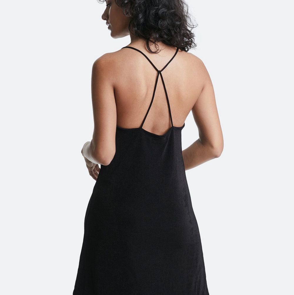 Svart klänning från Bik Bok med jättegullig rygg, helt oanvänd i storlek XS🖤 . Klänningar.