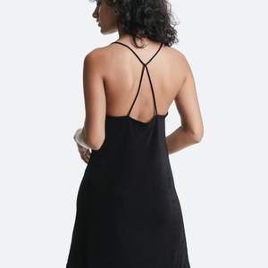 Svart klänning från Bik Bok med jättegullig rygg, helt oanvänd i storlek XS🖤 