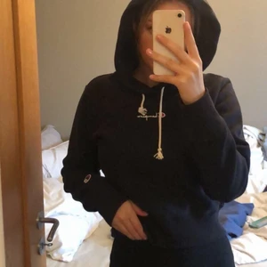Champion Hoodie - Säljer min HELT oanvända champion hoodie. Nypris: 1079kr. Storlek S. Perfekt stor luva som är jättemysig. 