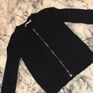 Kofta - Säljer en svart kofta från lager 157 använt få gånger , bra skick😆 Gratis frakt