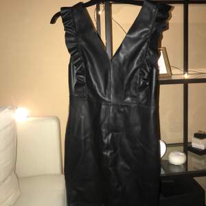 En skinn klänning från Zara. Storlek M (38), färg-svart och är i bra skick. Skriv om ni är intresserade. 
