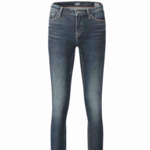 Crocker jeans i en mörktvätt, modell 211 super skin. Storlek W:26 L:30. Sälj på grund av att de ej kom till användning, jättesynd då dem är snygga med en enkel vit t-shirt🥰