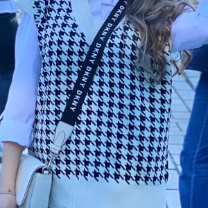 Fin väst  - Använt bara 1 gång. Bud börjar från 100 kr