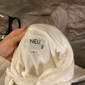 Vit huvtröja - En vit huvtröja som passar till allr, speciellt nu i vinter, så himls stilren att matcha till ett par svarta jeans eller blåa? Jättefin och mjuk huvtröja! Storlek L men passar även bra för mindre storlekar