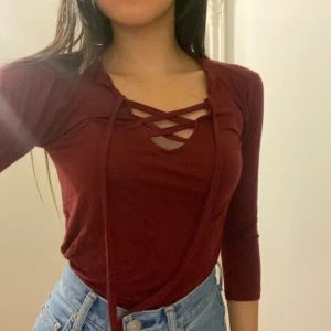 vinröd tröja  - Tredje bilden visar färgen bäst, materialet är stretchigt och mjukt :) 