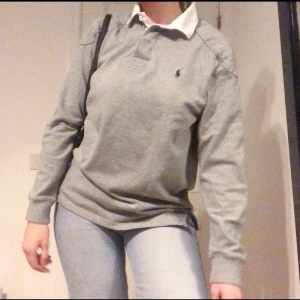 Ralph lauren tröja  - Sweatshirt med krage från Ralph lauren. Storlek medium. Sitter lite oversize på mig som vanligtvis har storlek small/medium. Fint skick! 