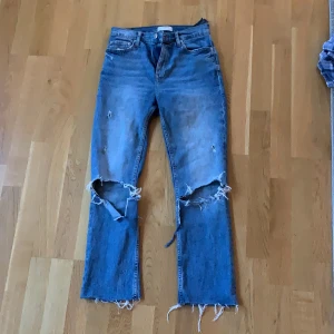 Raka jeans - Raka jeans från zara med hål på knäna. Bra skick
