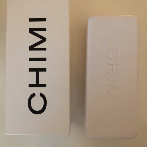 Chimi solglasögon  - Säljer mina chimi glasögon! Inköpta på nk i somras för 1000kr och använda fåtal gånger 