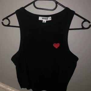Crop top missguided - Härlig crop top med typ avklippt design! Säljs för att jag inte använder den längre <3