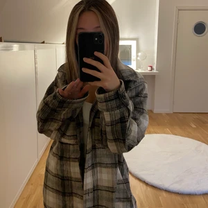 Rutig kappa st xs - En jätte snygg kappa! använd några få gånger. Sitter jätte snyggt på. Inte fri frakt🤍