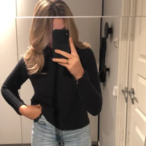 Marinblå polotröja  - En superfin marinblå polo tröja från jacqueline de yong. Superskön & inte stickig!