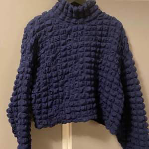 Säljer denna blå bubbliga tröjan, tröjan är kroppad och materialet är i mycket stretch. 