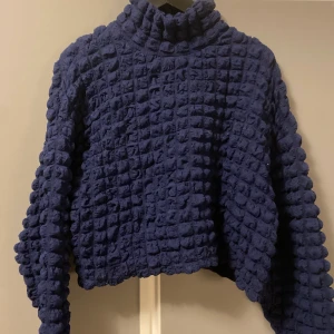 Blå bubblig kroppad tröja - Säljer denna blå bubbliga tröjan, tröjan är kroppad och materialet är i mycket stretch. 