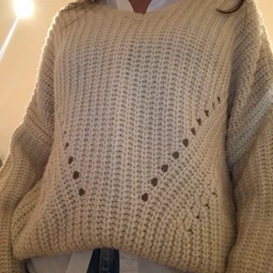 V-ringad tröja - Säljer denna gräddvita tröjan då den inte längre kommer till användning. Väldigt fin tröja i bra skick, skriv om fler bilder behövs💕