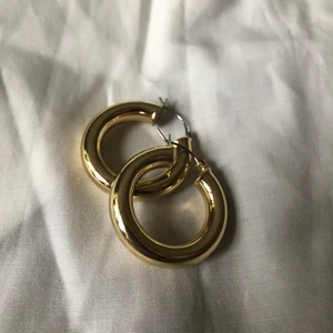 Guldiga örhängen - Fina lite tjockare örhängen från glitter. I bra skick