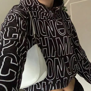 Champion hoodie - As ball och väldigt originell champion hoodie. Inga defekter överhuvudtaget. Säljer pga att det inte är min stil. Köparen står för frakt. Vid snabb affär kan pris diskuteras. !!Invikt på första bilden, inte kroppad!! 💛