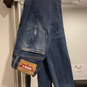 Dsquared 2 - Säljer mina Dsquared2 Jeans som är som nyskick!! Storlek 38 (Italiens storlek) passar en XS/S        Inköpspris 2200kr. Säljes för 1000kr 