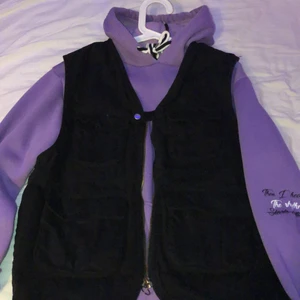 Svart denim väst - (Obs säljer inte hoodien endast västen) En denim väst köpt på bershka i Spanien för ungefär 400kr ,använd några gånger  tycker den är skitsnygg speciellt att ha över en hoodie😋 kontakta vid minsta fundering ( frakten är inräknad i priset:)