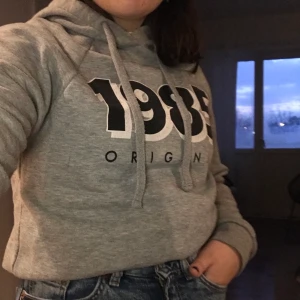 Gina hoodie - Grå Gina hoodie. Säljer för att jag inte har andvändning av den längre. Köparen står för frakt. Pris kan diskuteras.