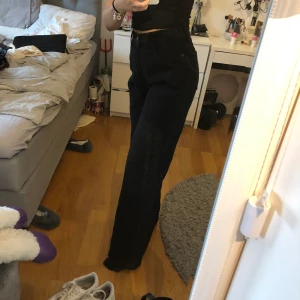 sjukt snygga wide leg raka jeans - sjukt snygga! helt oanvända, endast testade vid 2 tillfällen. de är från boohoo och är i storlek 36, jag är normalt en 34/36 och de är lite stora i midjan för mig. Jag är 166 och de är liiite långa för mig men det är en smaksak. 240 kr + frakt 