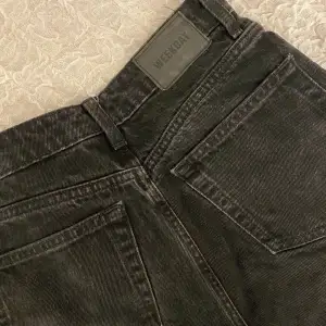 Säljer mina favvo jeans pågrund av att de blivit för små. Så fina och perfekt längd för mig som är 164💕 i storleken 24/30 fraktar eller möts i uppsala😊 