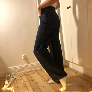 Jeans mörkblå - As snygga mörkblåa jeans från uniqlo. Ordinarie pris 499kr. Använda fåtal gånger. Längden är perfekt på mig och jag är runt 170cm. Skriv för tydligare bild på färgen.