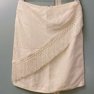 Vit kjol - Vintage, står ingen storlek men ca 38, off-white, 100% silke ✨