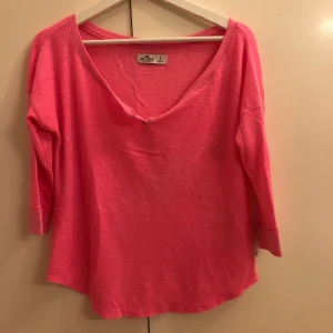 Rosa ribbad tröja  - Rosa ribbad tröja från Hollister. Storlek S. Kunden står för frakten 💗🤍💗