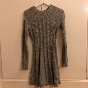 Stickad klänning  - Jätte fin grå stickad klänning från Hollister. Aldrig använd. Super fin till julen🎅Storlek M. Kunden står för frakten 💗