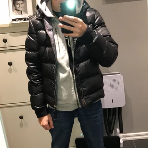 Pjs jacka äkta kvitto finns st=xs  - Jag har valt att sälja jackan för att jag har köpt en ny. Jackan har använts typ 4 gånger köpte från care of Carl för 5999 kr frakt går och fixa.