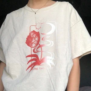 Oversized UB t-shirt - Köpte tröjan i sommras men jag har använt den Max två gånger. När jag använde den hade jag den ut och in tycker det också är snyggt. Den är inte riktigt min stil och den är lite stor på mig som har typ xxs. 