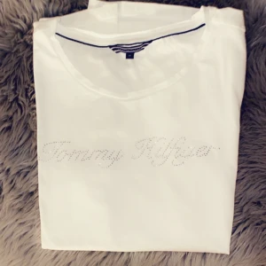 Tommy hilfiger t-shirt  - Strl m men skulle säga den är som en s 