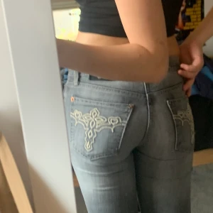 Bootcut jeans - Gamla bootcut jeans från Gina som jag hittat på second hand! De har blivit för små men annars så snygga! Skulle säga att det är storlek 24/25 typ
