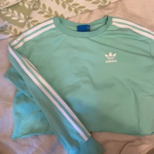 Croppad adidas sweatshirt - En sweatshirt från adidas som jag har croppat! Inköpt 2017 men bara använd ett fåtal gånger!  Jag kan mötas upp i Uppsala eller så betalar köparen för frakt! 😘