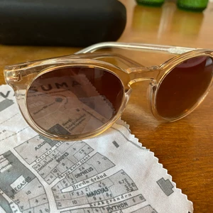 Vasuma of sweden solglasögon  - Ange ett bud 🦋🦋🦋 Köpte dessa snygga glasögon för 2200kr men använder ej dessa då de passar inte mig 🌸 inga rispor eller något, jättefint skicka då de är använda 1 gång! Kommer med allt till ✨