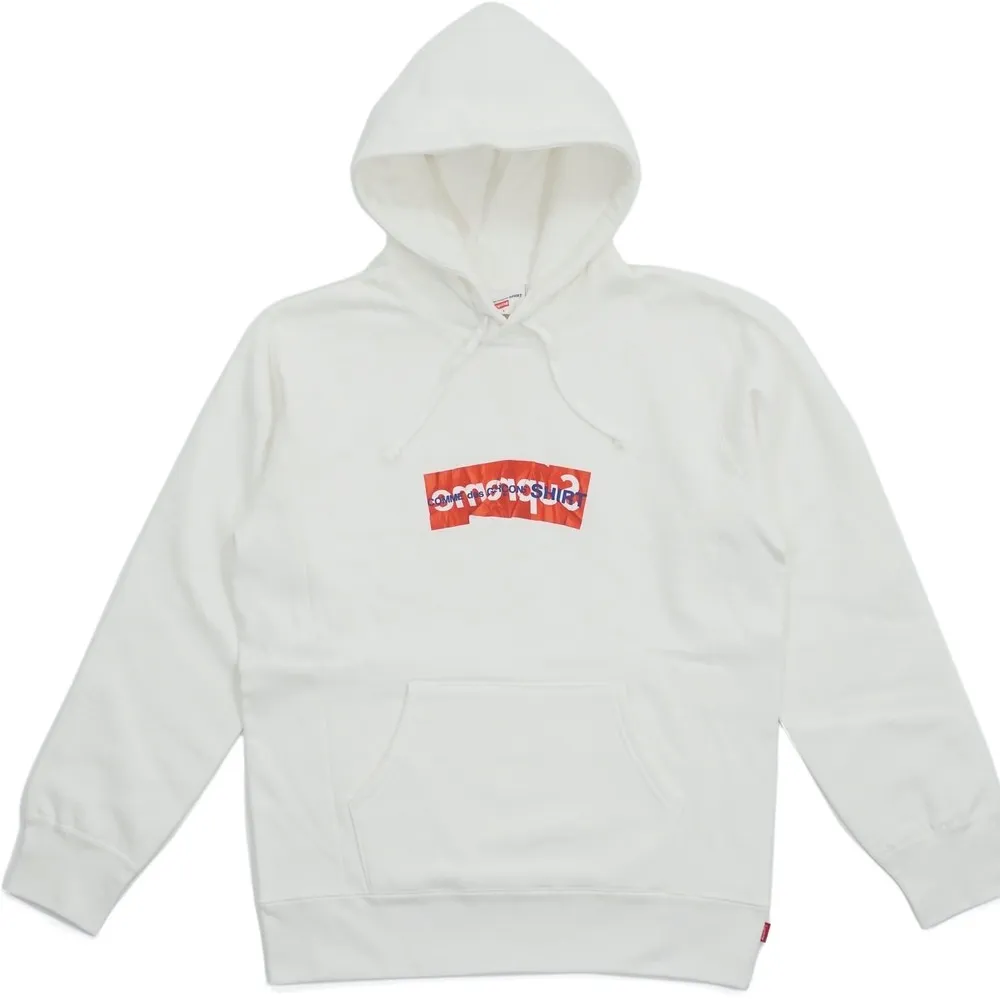 Säljer en supreme x CDG hoodie 10/10 mer hittar ni på ig @nasselnow. Hoodies.