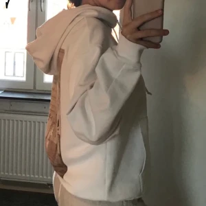 Vit hoodie med tryck - Vit hoodie med supersnyggt tryck, från zara. Tyvärr lite små fläckar här och där men det syns bara om man kollar väldigt nära. Oversized! Frakt 63kr🥰