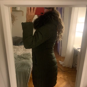 Grön vinterjacka från sakie  - Här har du din nya vinterjacka😏 säljer denna fina gröna jacka från sakie. Använd  1 vinter, super varm och sitter som en smäck. Säljer den då det tyvärr inte är min stil längre .   Denna jacka är i storlek 38, den sitter perfekt om du är i storlek 38-40  . Får även plats med en tjocktröjan under om du så vill   Nypris - 3699   Säljer den  för 1500 då den är använd en vinter
