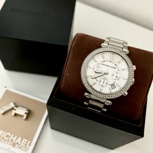 Michael Kors watch - Michael Kors klocka som är sparsamt använd. Modellen är MK-5353. Datum, stoppur och kronograf finns.  Originalbox och extra länkar medföljer. Nypris låg på ca 2600kr Säljes pga att den inte används längre Garanterat äkta! 😊