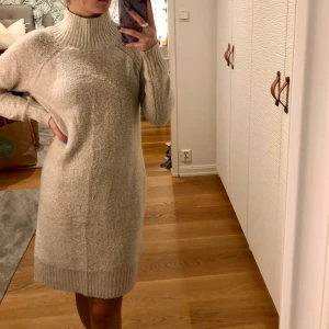 Stickad klänning från Hm - Jätteskön och trendig stickad klänning. Lite stor på mig då det är en M.  Knappt använd! Köparen står för frakt.