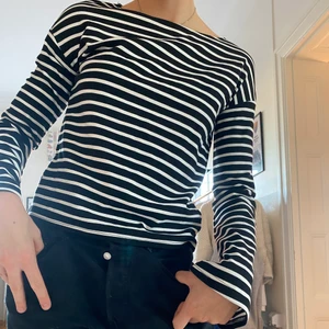 Svartvitrandig tröja med utsvängda armar - En sjukt fin och classy tröja från NA-KD. Passar till allt och till alla tillfällen❤️❤️ tyvärr lite liten så säljer vidare. Storlek XS men passar XS-S