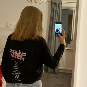 Svart tröja strl s - Svart tröja med tryck på ryggen. Strl S